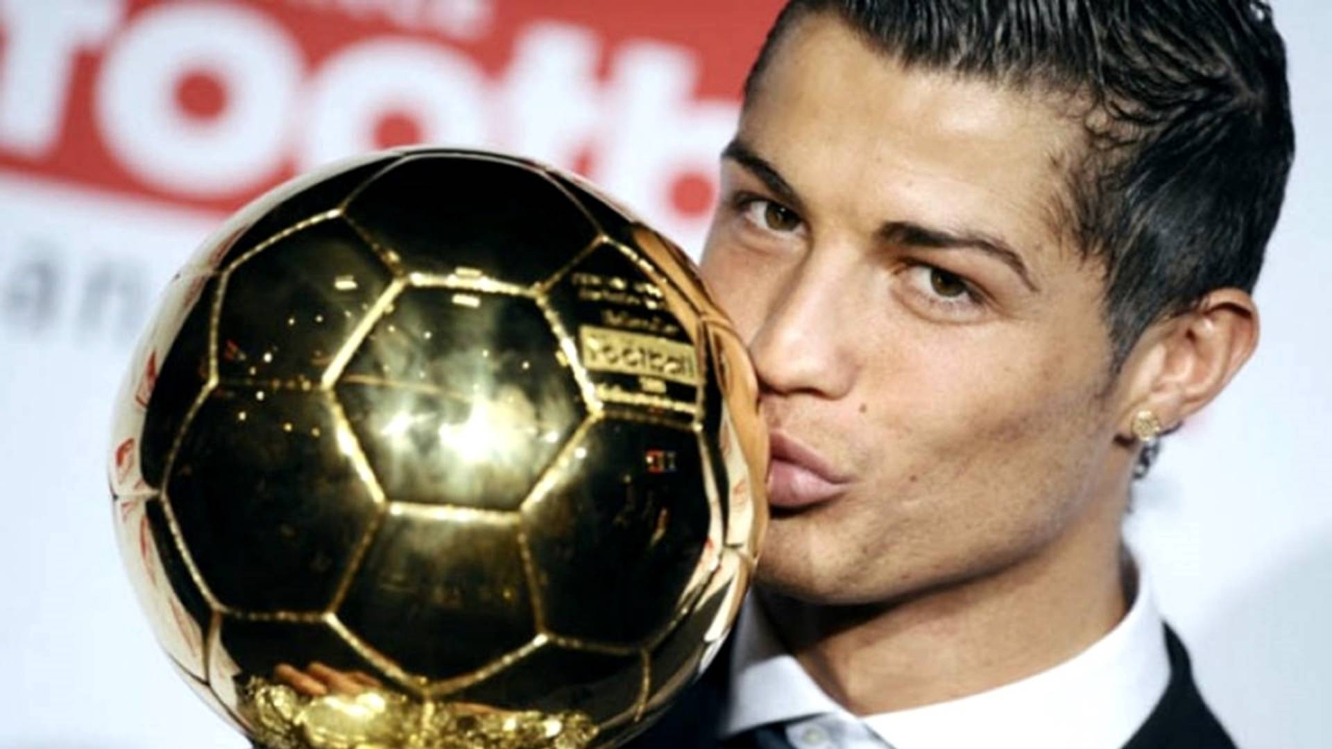 Cristiano Ronaldo kissing the Ballon d'Or trophy in 2008